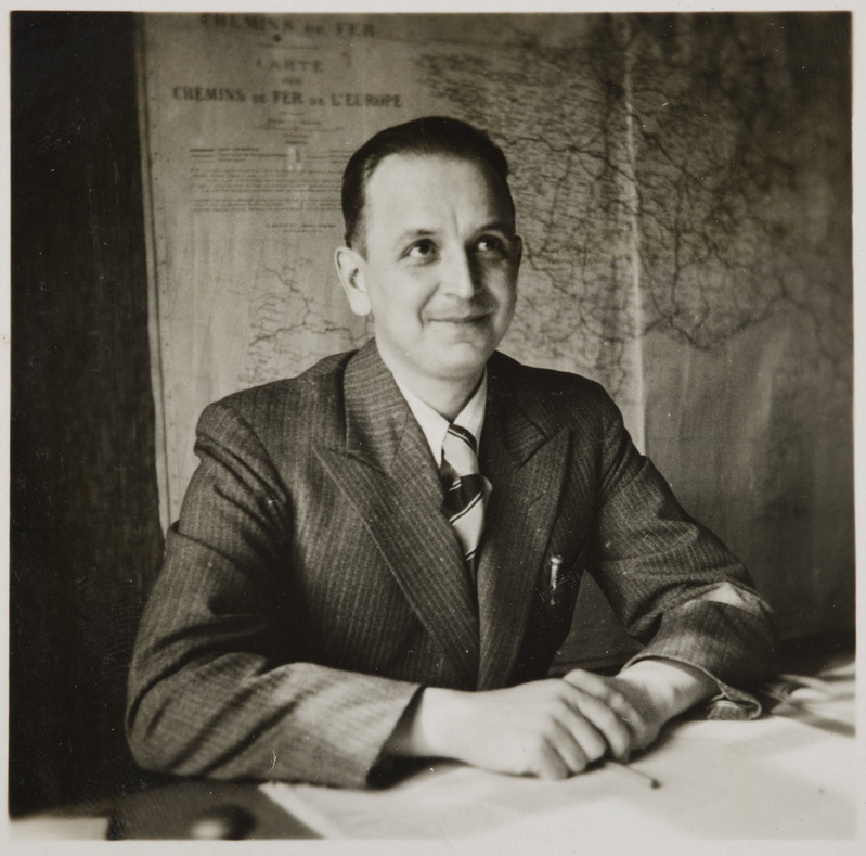 Pilte Eesti raudteedelt: ekspluatatsiooniameti ametnik töölaua taga, 1930. aastad