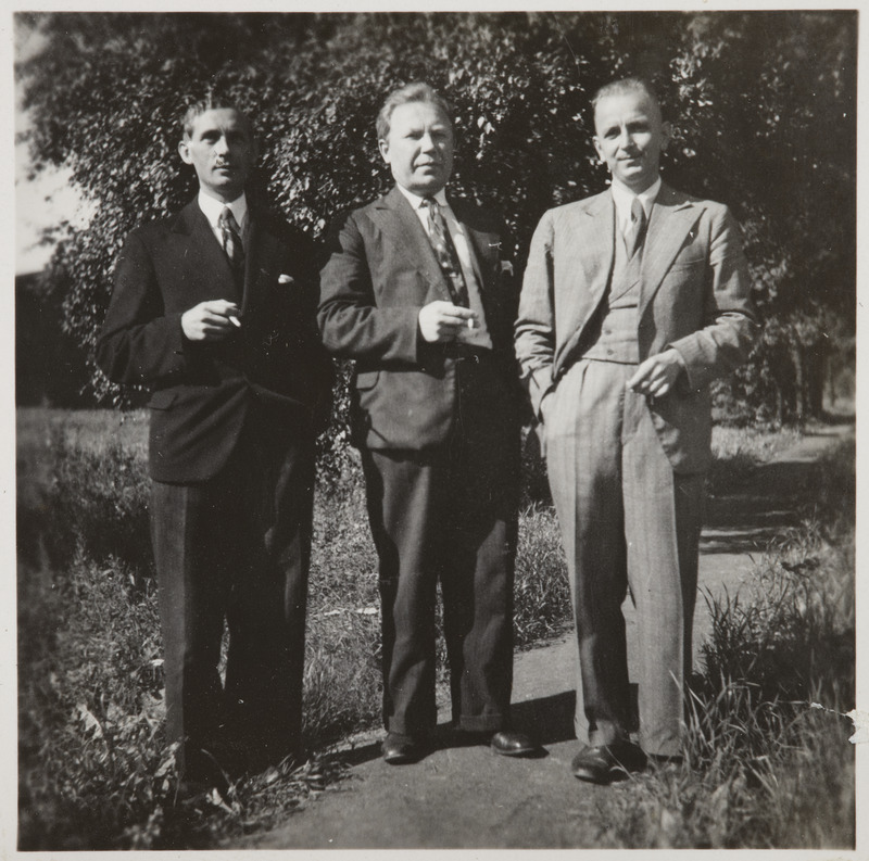 Pilte Eesti raudteedelt: ekspluatatsiooniameti töötajad, vasakult teine August Püttsepp, kolmas Eugen Tomson (Enn Talve), 1930. aastad