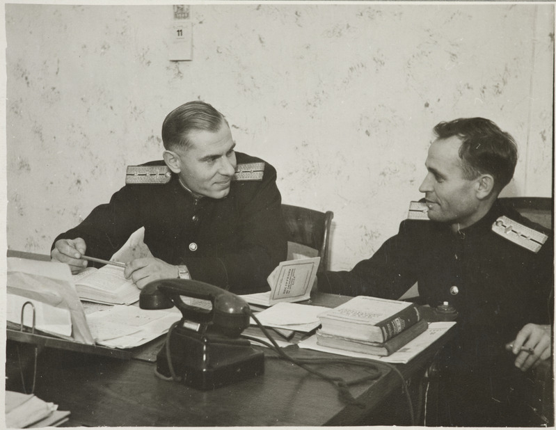 Tartu Raudtee Tehnikakool: juhataja Lupkin ja õpetaja Šatov konsulteerimas, 1940. aastad.