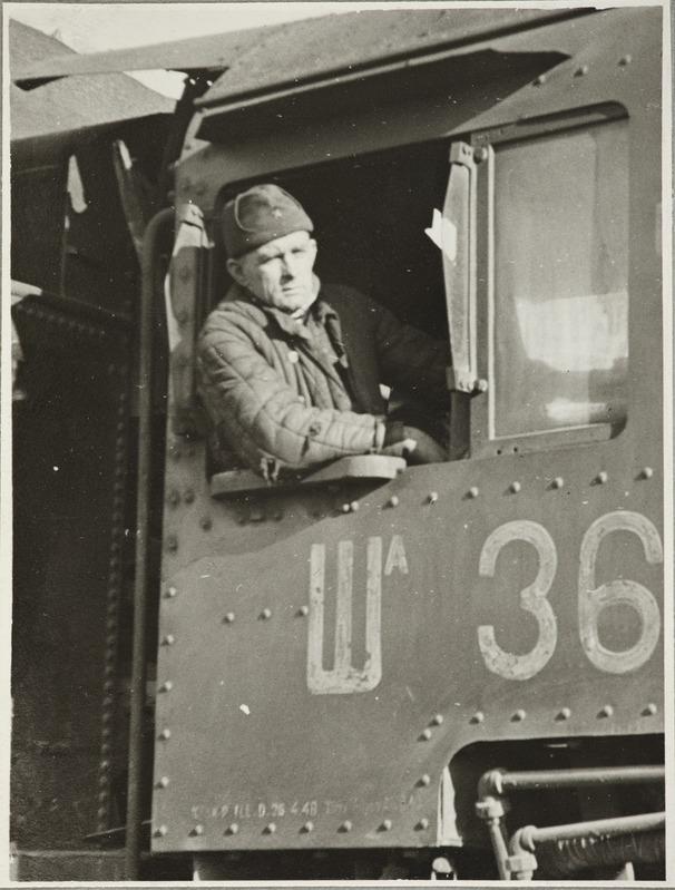 Tartu Raudtee Tehnikakool: kooli 1945. aastal lõpetanud Tartu depoo vedurijuht N.Saar auruveduri Ša 36 kabiini aknal, 1940. aastad.