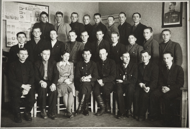 Tartu Raudtee Tehnikakool: järelevaatajate-automaaditööliste õppegrupi lõpetajad, aprill 1945.