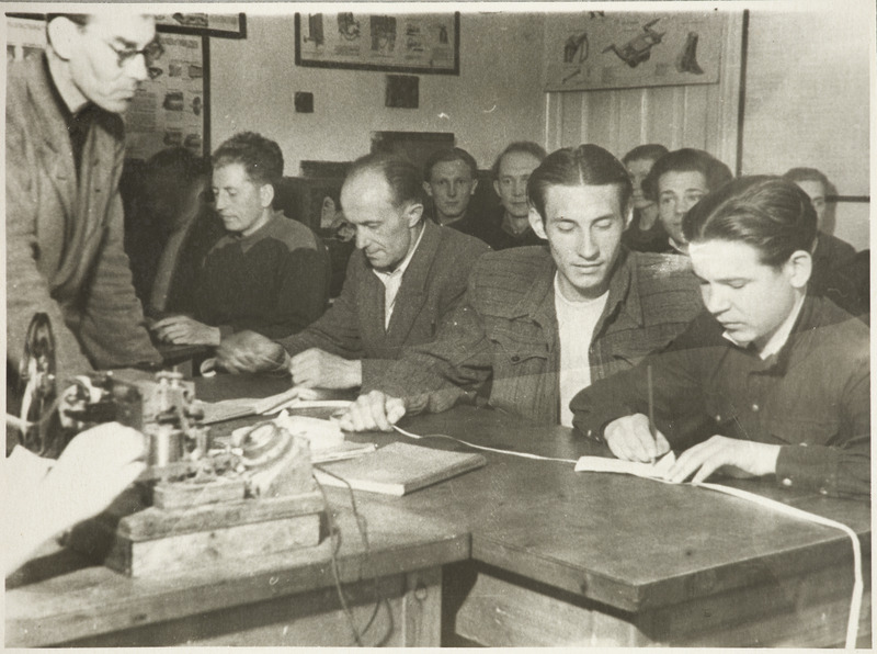 Tartu Raudtee Tehnikakool: jaamakorraldajate õppegrupp telegraafiga töötamist õppimas, 1948.