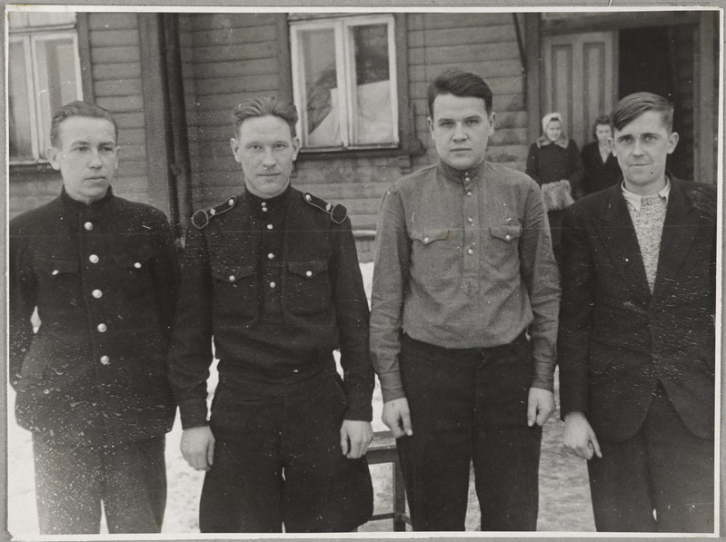 Tartu Raudtee Tehnikakool: teebrigadiride õppegrupi (Eesti raudtee) ja vedurijuhiabide õppegrupi (Leningradi raudtee) parimad, 1948.