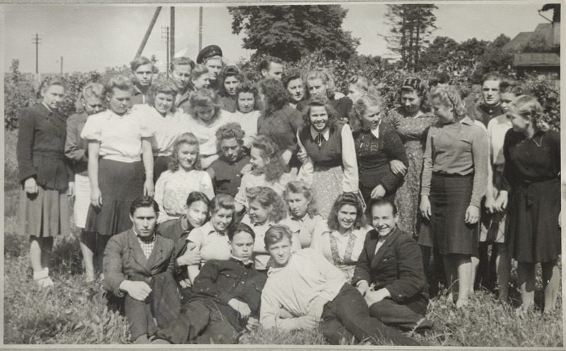 Tartu Raudtee Tehnikakool: kaalujate õppegrupp vaheajal, 1940. aastate lõpp.