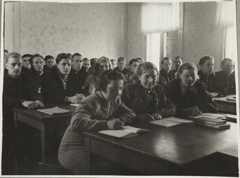Tartu Raudtee Tehnikakool: õppurid klassiruumis, 1949.