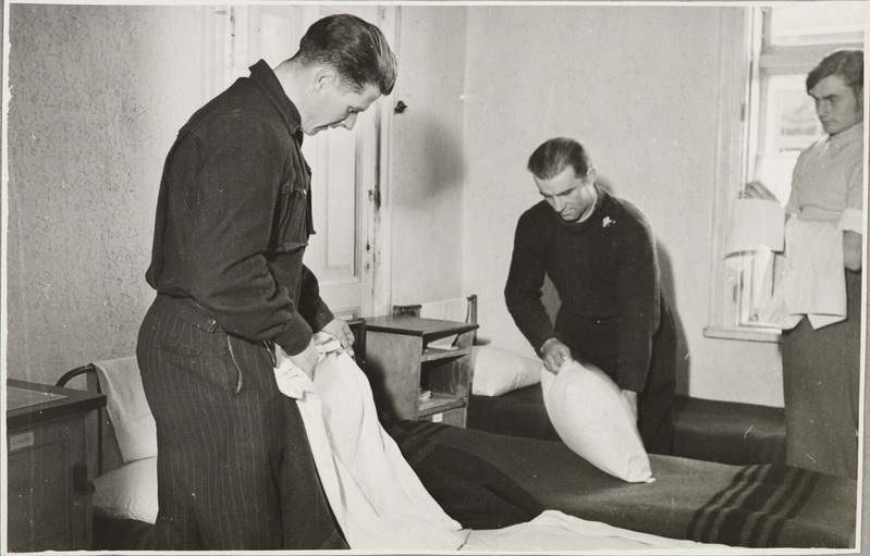 Tartu Raudtee Tehnikakool: kursandid ühiselamu tuba korrastamas, 1949.