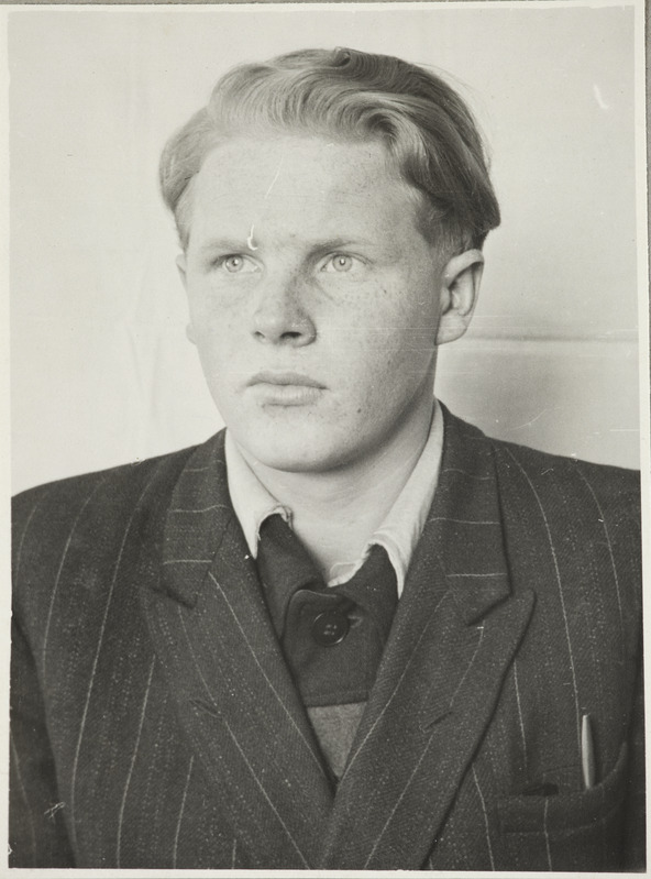 Tartu Raudtee Tehnikakool: jaamakorraldajate õppegrupi eeskujulik õpilane U.Karden, portreefoto, 1949.