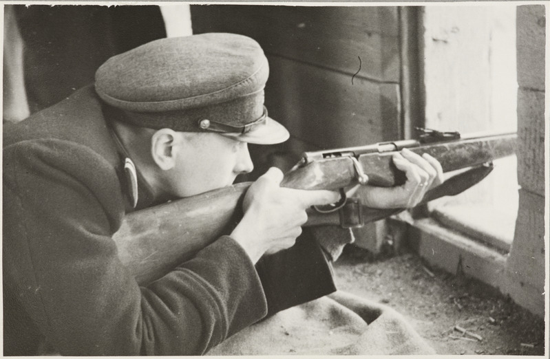 Tartu Raudtee Tehnikakool: laskevõistlused, laseb õpilane Sainast (Säinast), 1949.