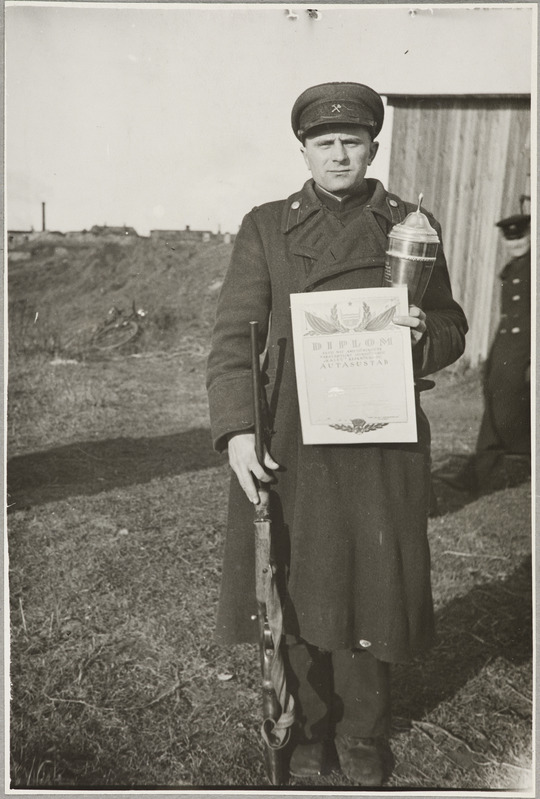 Tartu Raudtee Tehnikakool: P. Sainast (Säinast) laskevõistluste diplomi ja rändkarikaga, 1949.