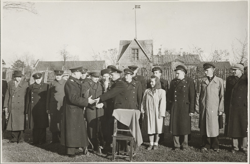 Tartu Raudtee Tehnikakool: laskevõistluste parimate autasustamine, 1949.