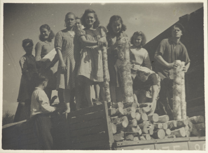 Tartu Raudtee Tehnikakool: kaalujate õppegrupp pühapäevakul puid tegemas, september 1949.
