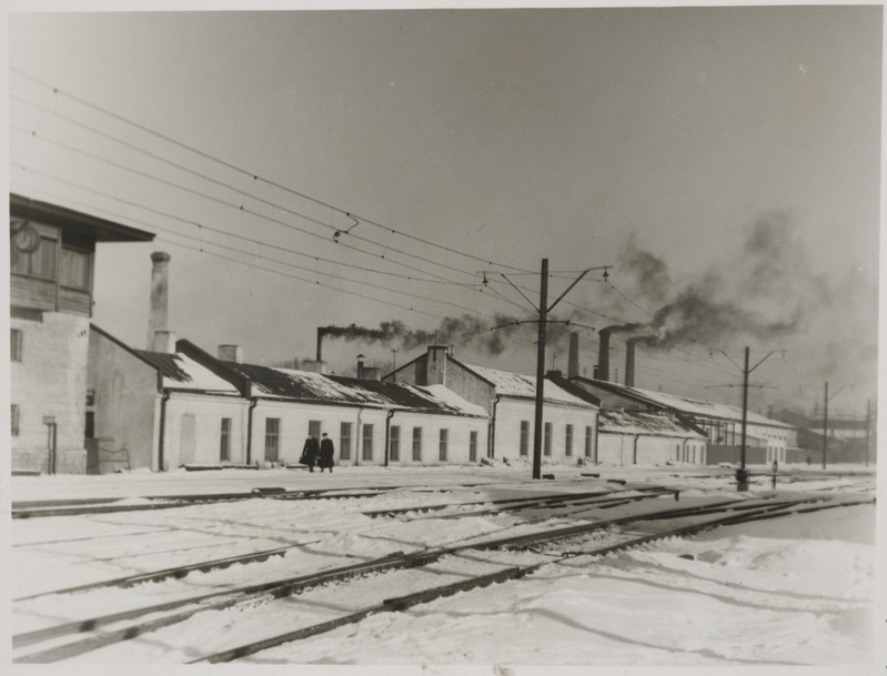 Tallinna vagunijaoskond: talvine vaade jaoskonna hoonetele posti "S" juures Tallinnas Balti jaamas, 1950. aastad.