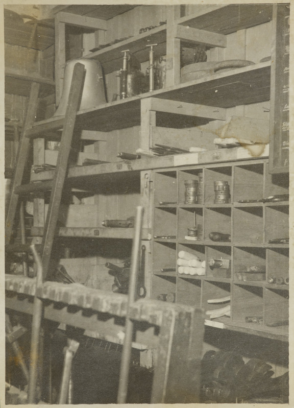Tallinna vagunijaoskond: töövahendid riistakambri riiulitel, 1950.