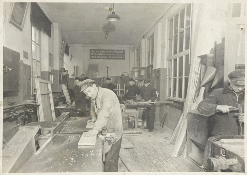 Tallinna vagunijaoskond: töö laudsepa tsehhis, 1957.