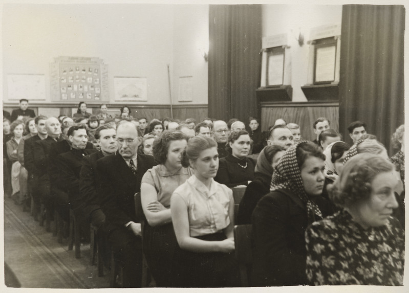 Tallinna vagunijaoskond: töötajad ratsionaliseerijate õhtul ettekannet kuulamas, 1. veebruar 1958.