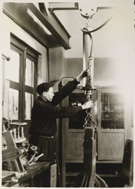 Tallinna vagunijaoskond: pneumaatiline tõstuk automaatsiduri peade teisaldamiseks, 1950.
