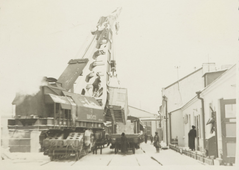 Tallinna vagunijaoskond: raudteekraana jaoskonna õuel töötamas, 1950. aastad.