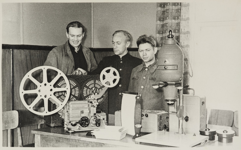 Tallinna vagunijaoskond: töötajad kinoaparatuuriga, 1950.-1960. aastad.