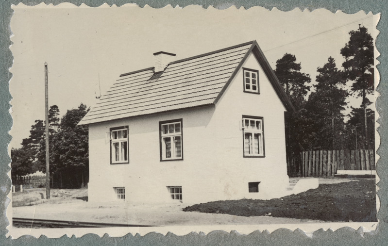Tallinn-Väike teejaoskond: jaoskonna töötajate ehitatud punanurga ja teetöölise maja Kohila jaamas, 1950.a. aastate algus.