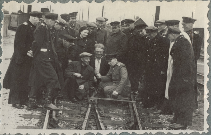 Tallinn-Väike teejaoskond: teeameti tehnilise toimkonna ülem Herbert Juske täiendatud tehnilise ekspluatatsiooni määruste õppetunnis pöörme riströöpa juures tekkida võivaid väärnähtusi selgitamas, 1952, foto: Oskar Sildam.