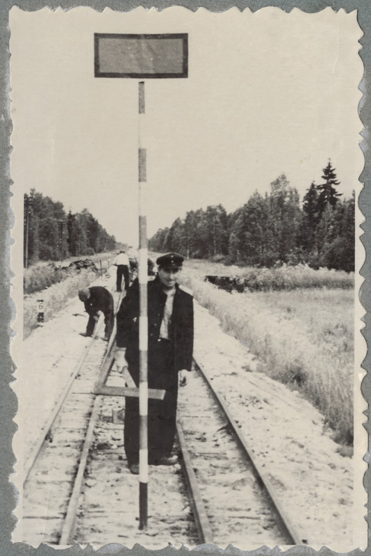 Tallinn-Väike teejaoskond: töörühm punase kilbiga piiratud teelõigul töötamas, 1950. aastad.