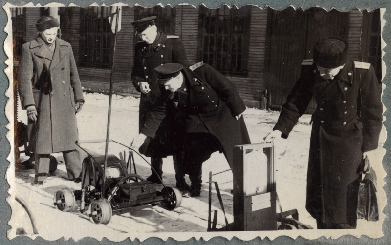 Tallinn-Väike teejaoskond: jaoskonna tehnilisel konverentsil osalejad välinäituse eksponaatidega tutvumas, 12. märts 1951.