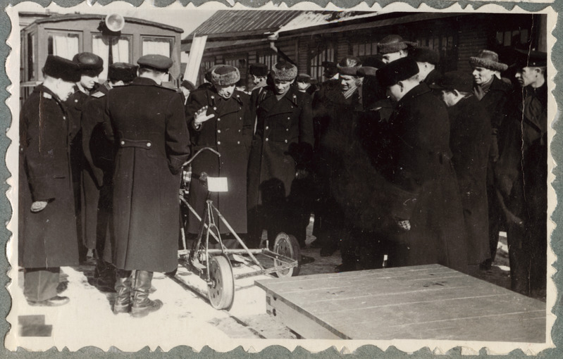 Tallinn-Väike teejaoskond: jaoskonna tehnilisel konverentsil osalejad jalgratas-dresiini juures selgitusi kuulamas, 12. märts 1951.