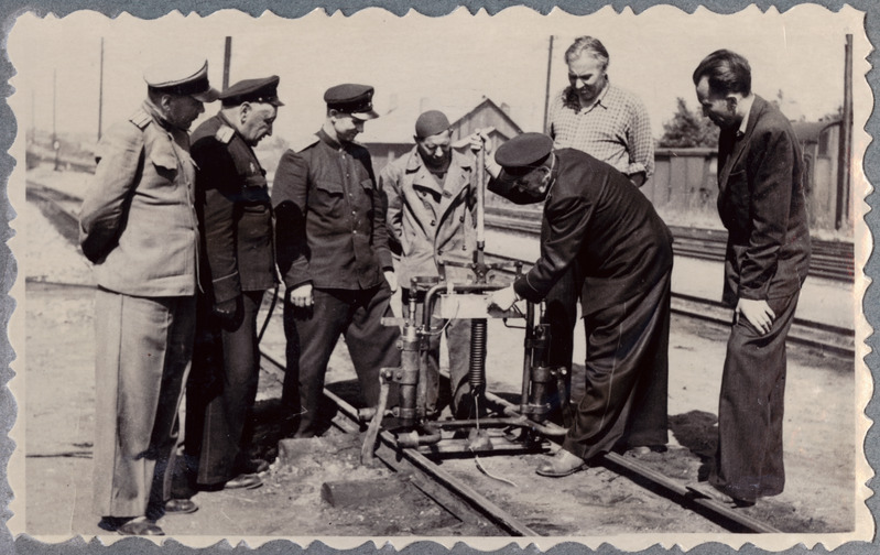 Tallinn-Väike teejaoskond: uue seadme proovimine jaoskonna ülema juuresolekul, 1950. aastate algus.