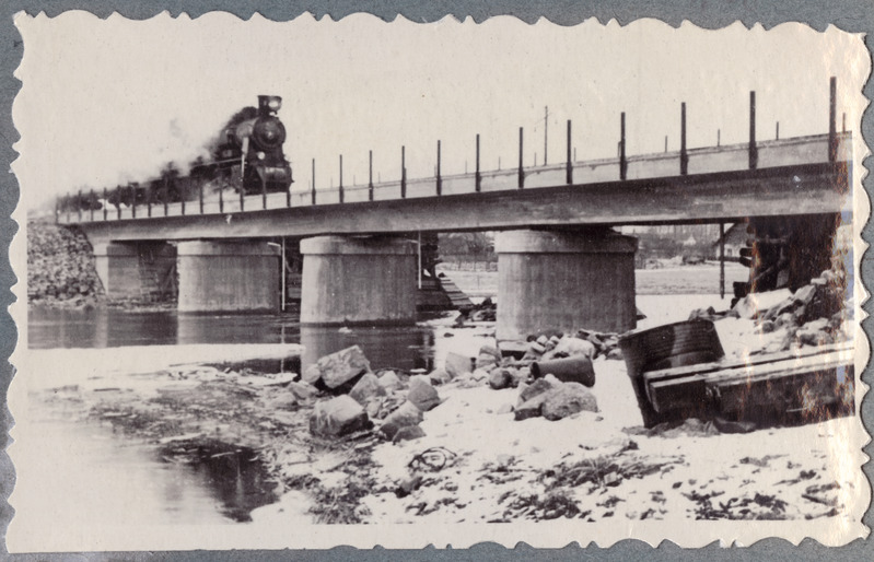 Tallinn-Väike teejaoskond: rong Türi uuele raudteesillale sõitmas, 1950. aastad.