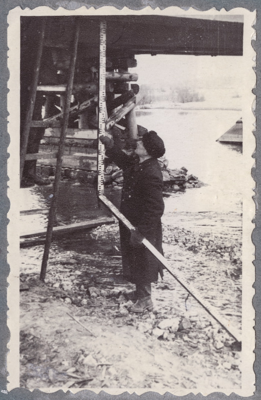 Tallinn-Väike teejaoskond: nivelleerimislatiga töötaja Türi raudteesilla all, 1950. aastad.