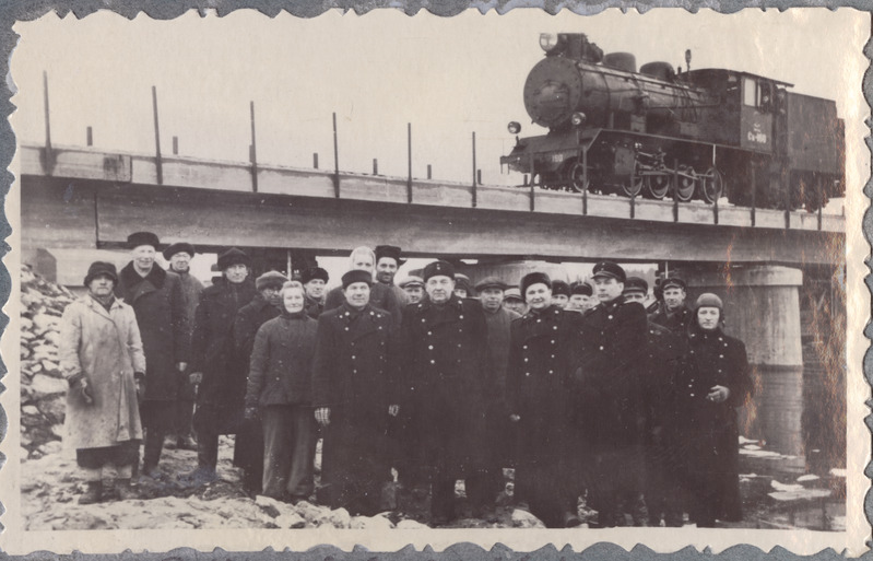Tallinn-Väike teejaoskond: grupp raudteelasi Türi uue raudteesilla taustal, sillal auruvedur Sk 160, 1950. aastad.