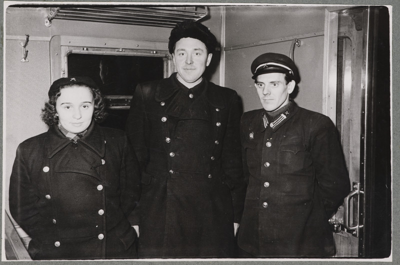 Elektridepoo: kommunistliku töö brigaad elektrirongi Sr3 vagunis, paremalt esimene vanemmootorijuht Harry Saarma ja tema kõrval abi German Savinov, ca 1959-1960