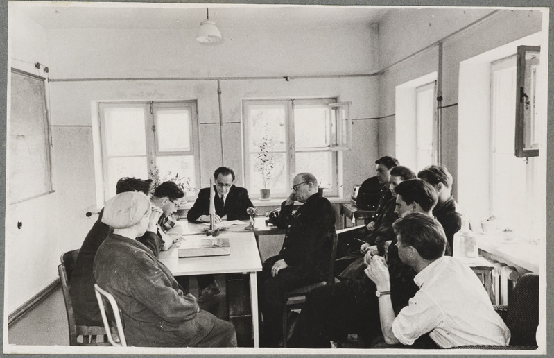 Elektridepoo: majandusanalüüsi ühiskondliku büroo istung Pääsküla depoo ülema kabinetis, 1960. aastad.