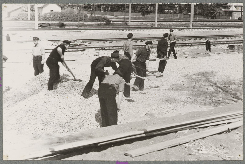 Elektridepoo: haljastustööd Pääsküla depoo õuel, 1960. aastad.