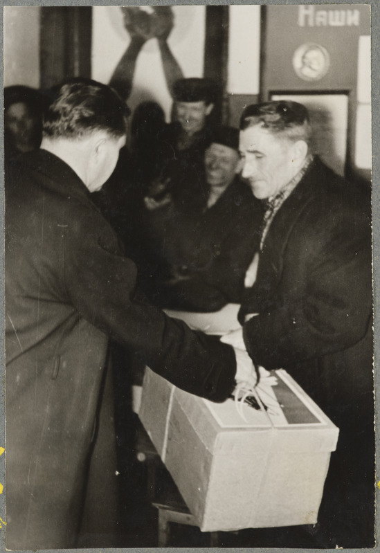 Elektridepoo: kingituse üleandmine Elmar Talvingule, 1950.-1960. aastad