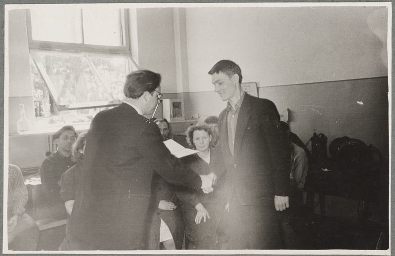 Elektridepoo: elektromehaanika tsehhile tunnistuse üleandmine kommunistliku töö tsehhi nimetuse omistamise kohta, juuni 1963.
