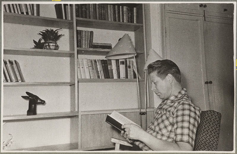Elektridepoo: Hannes Tamm kodus raamatut lugemas, 1960. aastad.