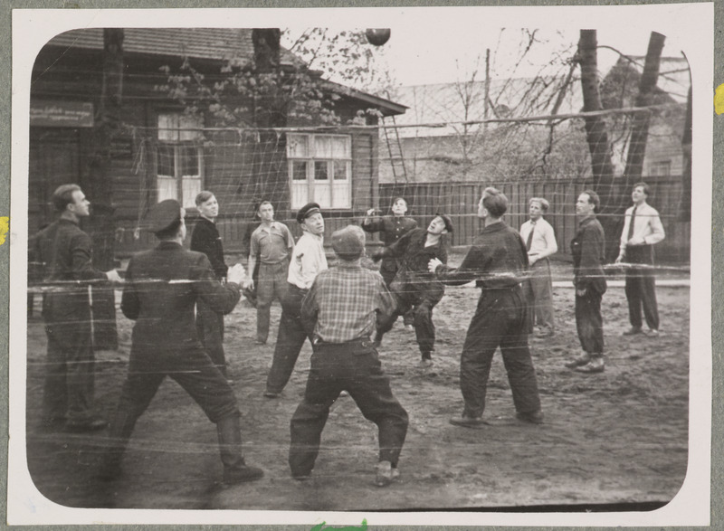 Elektridepoo: töötajad Tallinna elektridepoo õuel võrkpalli mängimas, 1950. aastad.