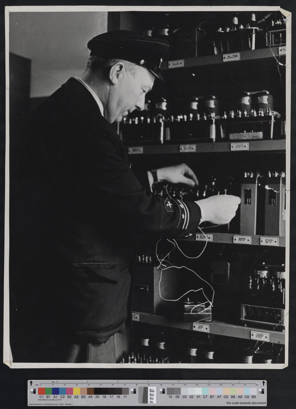 Tallinna side- ja signalisatsioonijaoskonna elektromehaanik Mihkel Edu releeruumis töötamas, 1960. aastad.