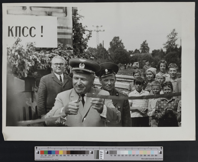 Esimene laiarööpmeline rong Türil: Eesti raudteekonna ülem A. Kotov lõikab Türi jaamas diiselrongi ees lindi läbi, 7. juuli 1972.