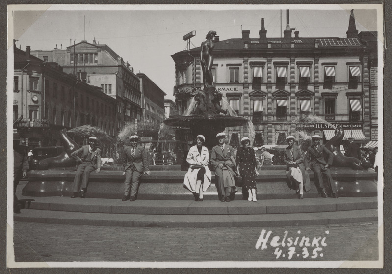 Raudami segakoor ringreisil Soomes: koori liikmed purskkaevuga merineitsi kuju Havis Amanda juures Helsingis, 4. juuli 1935