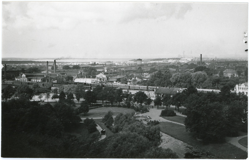 Vaade Toompealt Balti jaamale ja raudteetehastele Tallinnas, 1940. aastate lõpp, reproduktsioon.
