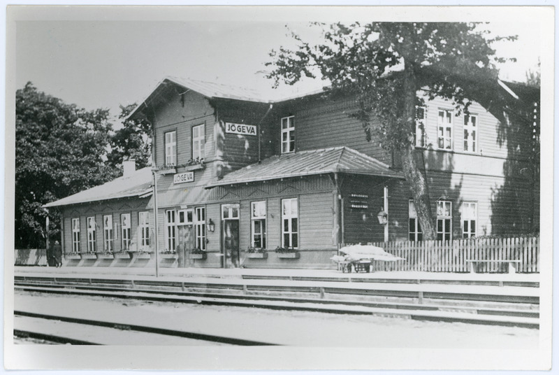 Vaade Jõgeva jaamahoonele, 1930. aastad, reproduktsioon.