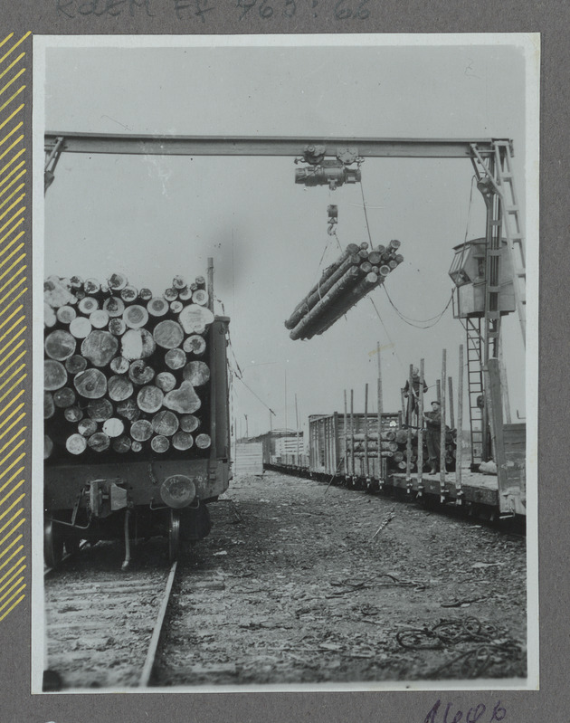 Eesti raudtee: palkide ümberlaadimine elektripukk-kraana abil Ülemiste jaamas, 1957