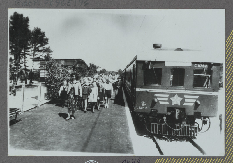 Eesti raudtee: esimene elektrirong Kloogaranna peatuses, lapsed perroonil, 17. juuni 1960