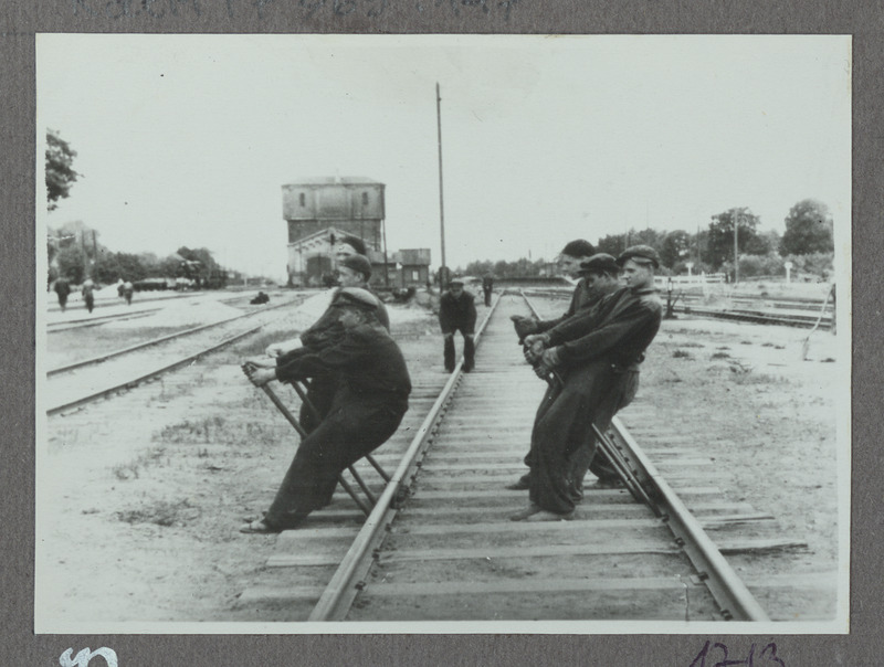 Eesti raudtee: tee rihtimine kangide abil Tapa jaamas, 1950. aastad