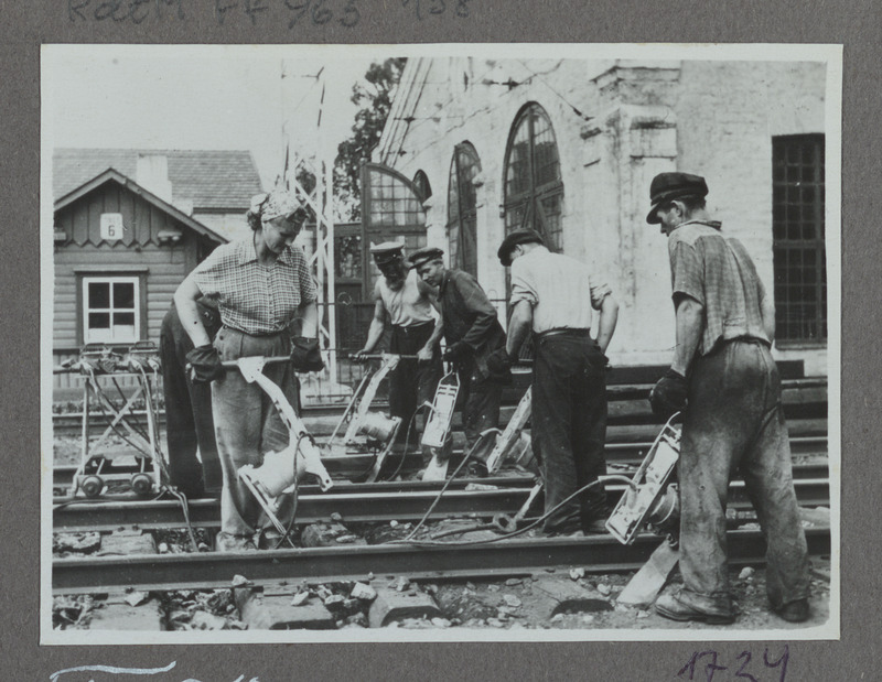 Eesti raudtee: teetööliste rühm elektritopperitega Tallinnas Balti jaamas töötamas, 1950. aastad