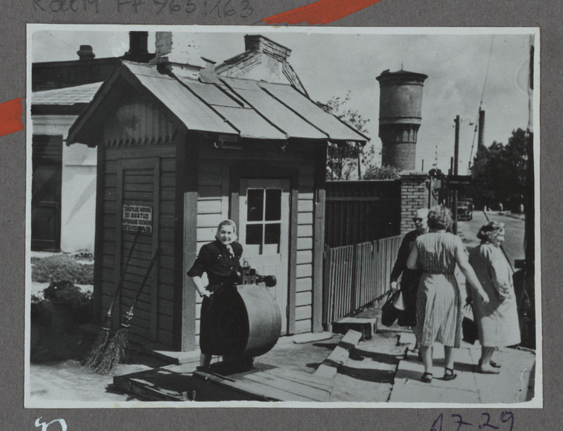 Eesti raudtee: ülesõidukorraldaja mehhaniseeritud tõkkepuudega Telliskivi tn ülesõidukohal Tallinnas töötamas, 1950. aastad