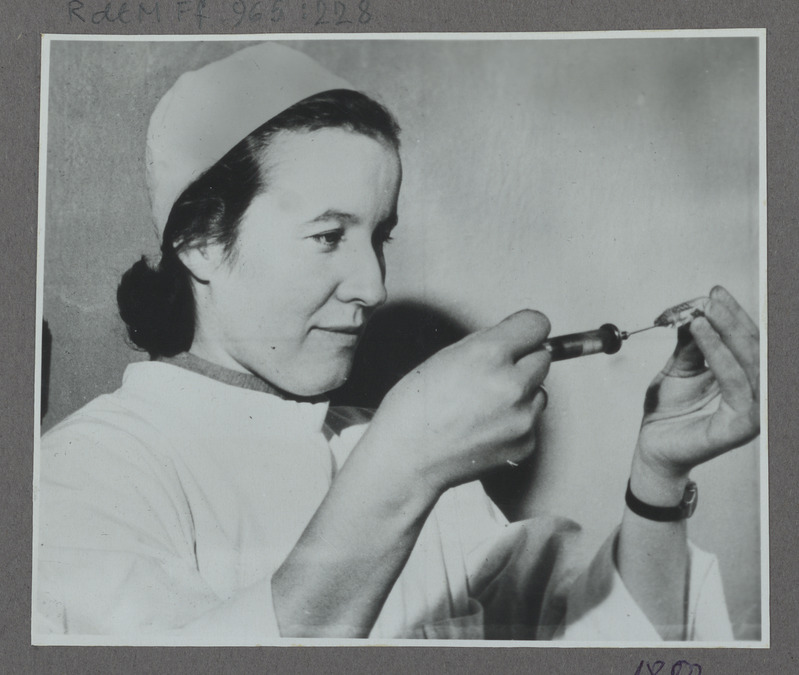 Eesti raudtee: Haapsalu ambulatooriumi meditsiiniõde Erna Killemet teeb ettevalmistusi süstimiseks, 1960, foto: Oskar Sildam