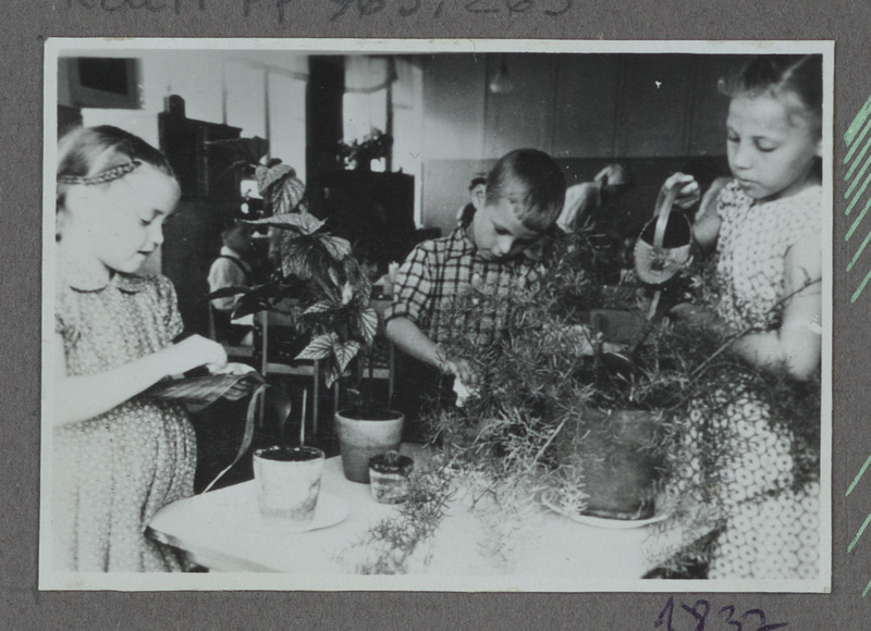 Eesti raudtee: lapsed raudtee lasteaias taimede eest hoolitsemas, 1950. aastad